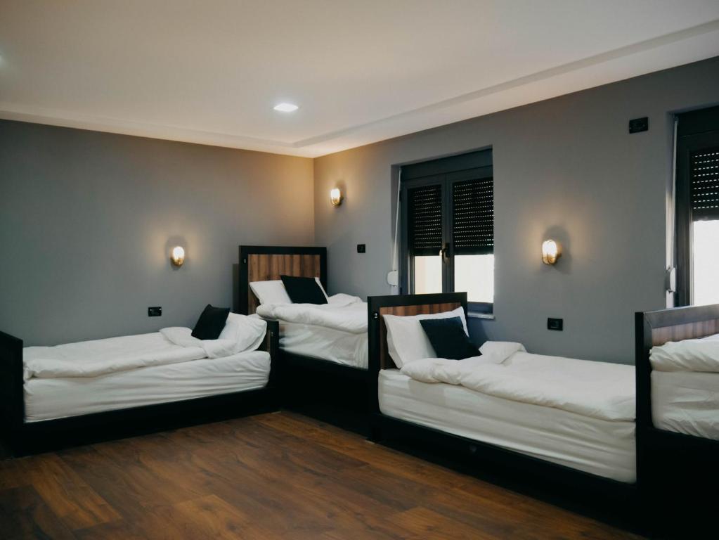 The Maze Hostel Tirana Bagian luar foto