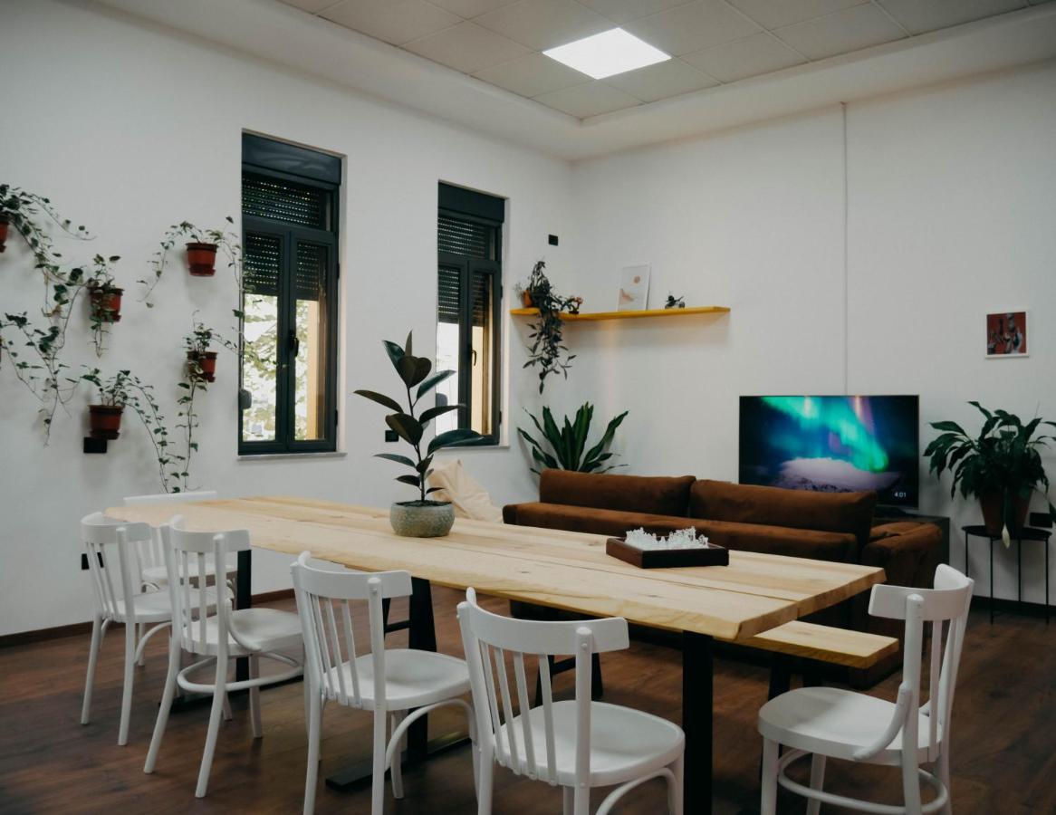 The Maze Hostel Tirana Bagian luar foto