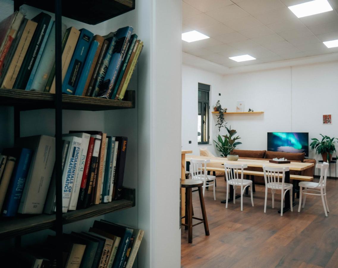 The Maze Hostel Tirana Bagian luar foto