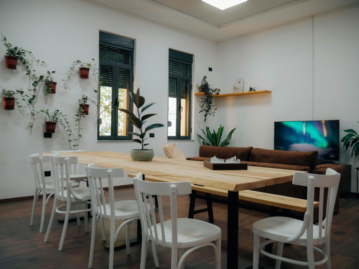 The Maze Hostel Tirana Bagian luar foto
